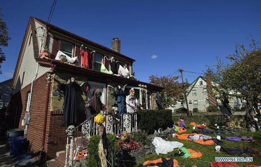 Photo taken on Oct. 30, 2014 shows the house covered with decorations for Halloween in New York, the United States, on Oct. 30, 2014.