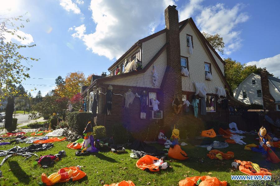 Photo taken on Oct. 30, 2014 shows the house covered with decorations for Halloween in New York, the United States, on Oct. 30, 2014.