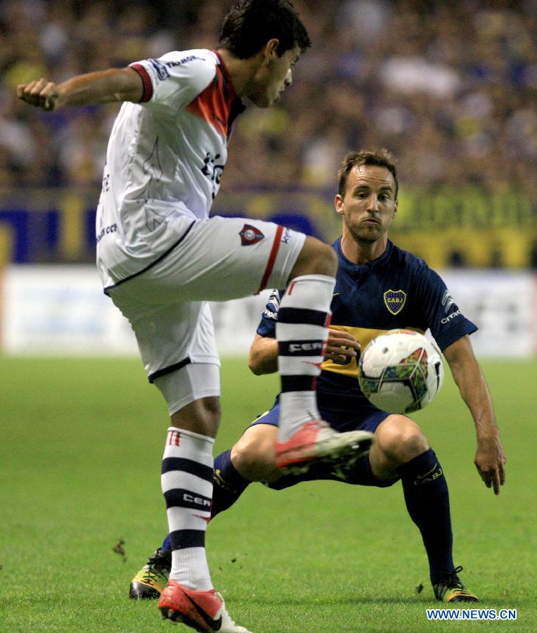 Jose Fuenzalida (R) of Argentina's Boca Juniors vies with Cesar Benitez of Paraguay's Cerro Porteno during the first leg of the quarterfinals of the South American Cup at Alberto J. Armando stadium in Buenos Aires city, Argentina, on Oct. 30, 2014.