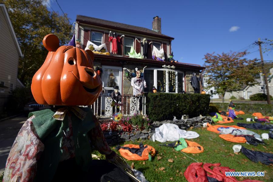 Photo taken on Oct. 30, 2014 shows the house covered with decorations for Halloween in New York, the United States, on Oct. 30, 2014.