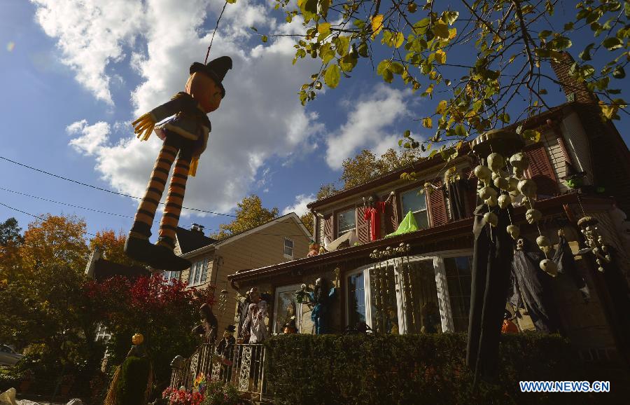 Photo taken on Oct. 30, 2014 shows the house covered with decorations for Halloween in New York, the United States, on Oct. 30, 2014.