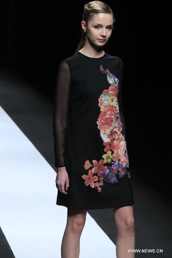 A model presents a creation by designer Sara Arai during the China Fashion Week in Beijing, capital of China, Nov. 1, 2014. 
