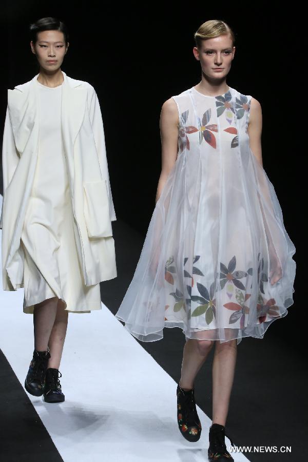 A model presents a creation by designer Sara Arai during the China Fashion Week in Beijing, capital of China, Nov. 1, 2014. 