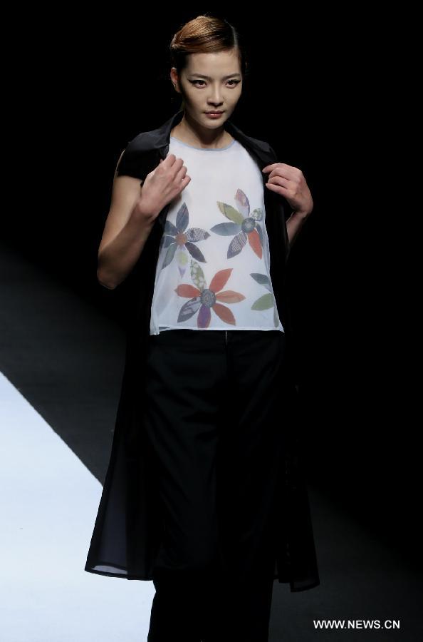 A model presents a creation by designer Sara Arai during the China Fashion Week in Beijing, capital of China, Nov. 1, 2014. 