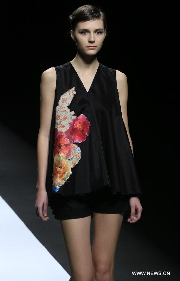 A model presents a creation by designer Sara Arai during the China Fashion Week in Beijing, capital of China, Nov. 1, 2014. 