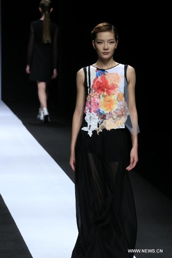 A model presents a creation by designer Sara Arai during the China Fashion Week in Beijing, capital of China, Nov. 1, 2014. 