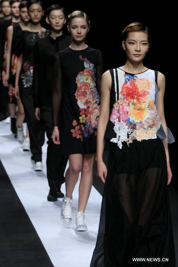 A model presents a creation by designer Sara Arai during the China Fashion Week in Beijing, capital of China, Nov. 1, 2014. 