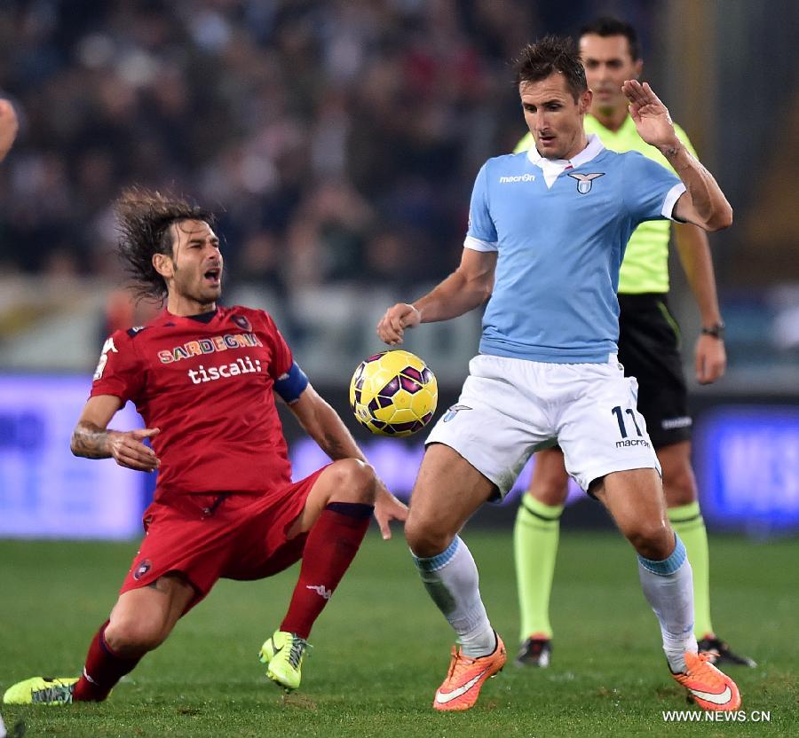 Miroslav Klose (L) of Lazio celebrates for his goal with teammate Senad Lulic during their Serie A football match against Cagliari in Roma, Italy, on Nov. 3, 2014.