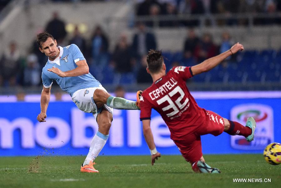 Miroslav Klose (L) of Lazio celebrates for his goal with teammate Senad Lulic during their Serie A football match against Cagliari in Roma, Italy, on Nov. 3, 2014.