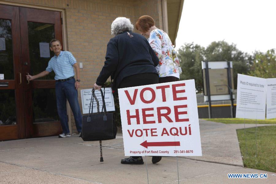 People arrive at a pulling station in Sugar Land, the United States, Nov. 4, 2014. 