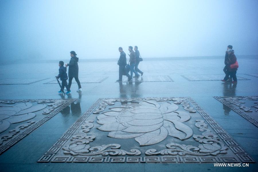Mount Jiuhua, a famous scenic spot in Anhui province, is surrounded by fog on Sunday. 
