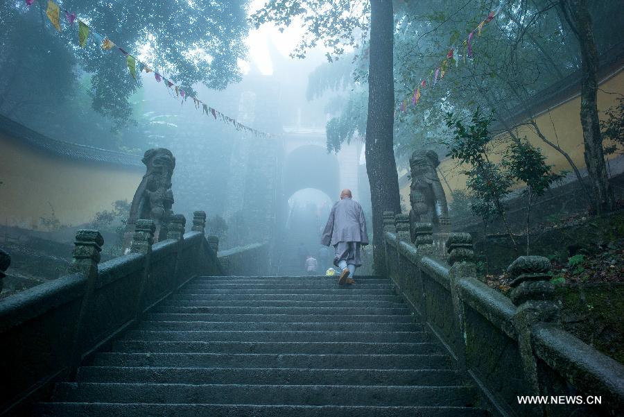 Mount Jiuhua, a famous scenic spot in Anhui province, is surrounded by fog on Sunday. 