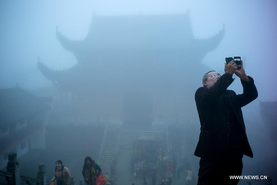 Mount Jiuhua, a famous scenic spot in Anhui province, is surrounded by fog on Sunday. 