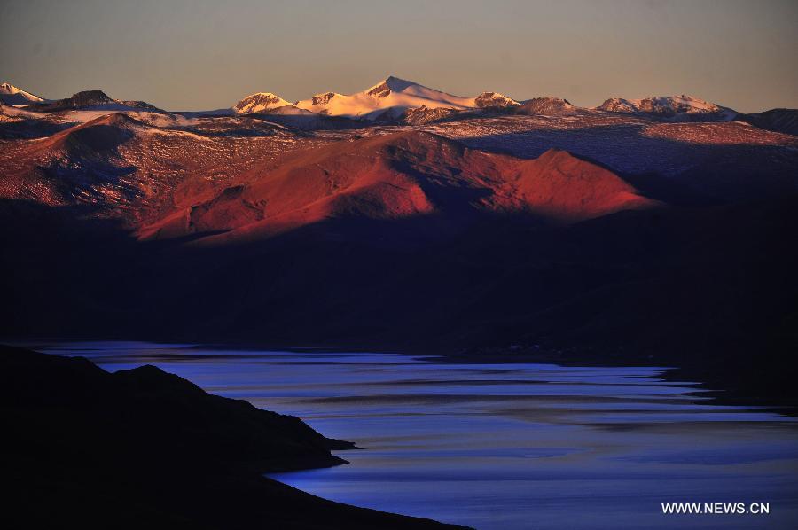 Photo taken on Nov. 9, 2014 shows the sunrise scenery at the Yamdrok Lake in Nagarze County of Shannan Prefecture, southwest China's Tibet Autonomous Region. The Yamdrok Lake, about 100 kilometers south of the region's capital Lhasa, is one of the three holy lakes in Tibet region. (Xinhua/Liu Kun) 