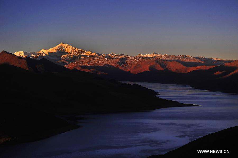 Photo taken on Nov. 9, 2014 shows the sunrise scenery at the Yamdrok Lake in Nagarze County of Shannan Prefecture, southwest China's Tibet Autonomous Region. The Yamdrok Lake, about 100 kilometers south of the region's capital Lhasa, is one of the three holy lakes in Tibet region. (Xinhua/Liu Kun) 