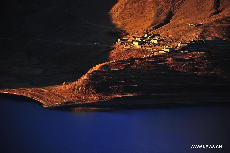 Photo taken on Nov. 9, 2014 shows the sunrise scenery at the Yamdrok Lake in Nagarze County of Shannan Prefecture, southwest China's Tibet Autonomous Region. The Yamdrok Lake, about 100 kilometers south of the region's capital Lhasa, is one of the three holy lakes in Tibet region. (Xinhua/Liu Kun) 