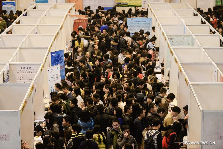 Job seekers attend a job fair held for fresh graduates at Xi'an Jiaotong University in Xi'an, capital of northwest China's Shaanxi Province, Nov. 20, 2014. To promote employment for graduates, local authorities in Shaanxi will hold over 30 job fairs by the end of this year. (Xinhua/Liu Xiao)