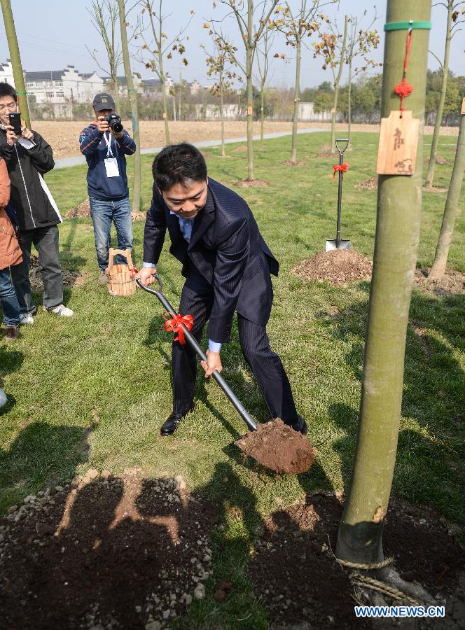 Liu Qiangdong (front), CEO of e-commerce company JD.com, plants a tree to mark the 2014 World Internet Conference in Wuzhen, east China's Zhejiang Province, Nov. 20, 2014. (Xinhua/Xu Yu)