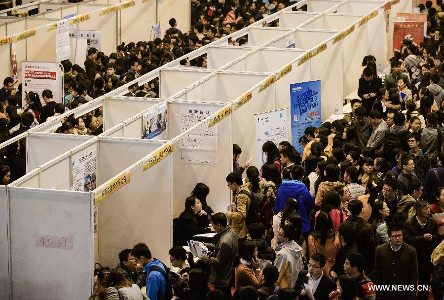 Job seekers attend a job fair held for fresh graduates at Xi'an Jiaotong University in Xi'an, capital of northwest China's Shaanxi Province, Nov. 20, 2014. To promote employment for graduates, local authorities in Shaanxi will hold over 30 job fairs by the end of this year. (Xinhua/Liu Xiao)