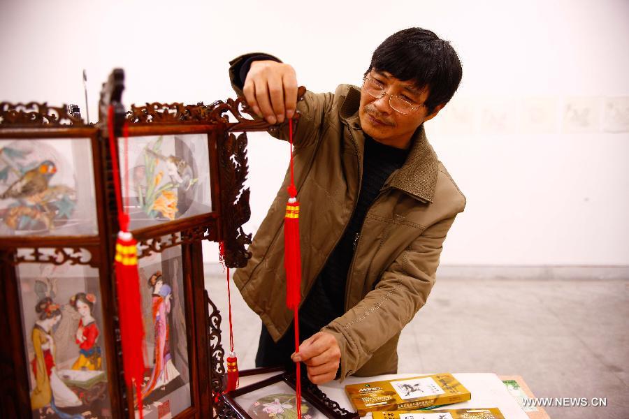 **CHINA-ANHUI-WUWEI-PALACE LANTERN-INHERITOR (CN)