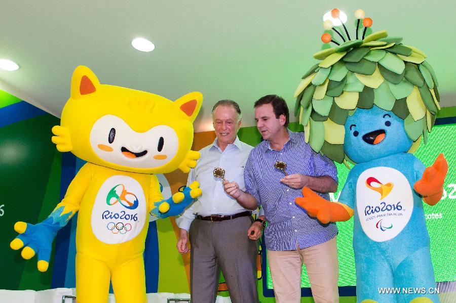 Eduardo Paes (2nd R), mayor of the city of Rio de Janeiro, presents the key of Rio de janeiro to the mascots in Rio de Janeiro, Brazil, Nov. 24, 2014. 