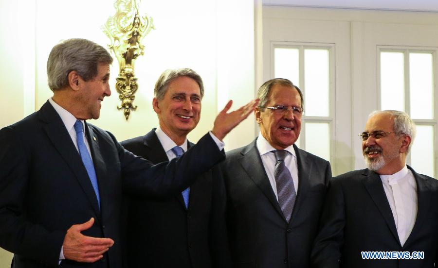 U.S. Secretary of State John Kerry, British Foreign Secretary Philip Hammond, Russia's Foreign Minister Sergei Lavrov and Iranian Foreign Minister Mohammad Javad Zarif (L to R) pose for photos prior to a to a closed-door meetings of nuclear talks at Palais Coburg, the venue of nuclear talks in Vienna, Austria, Nov. 24, 2014. 