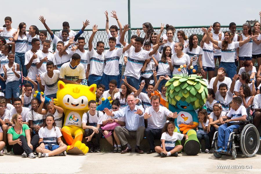 The mascot of Rio 2016 Olympic Games and Paralympic Games pose for a photo with young students in Rio de Janeiro, Brazil, Nov. 24, 2014. 