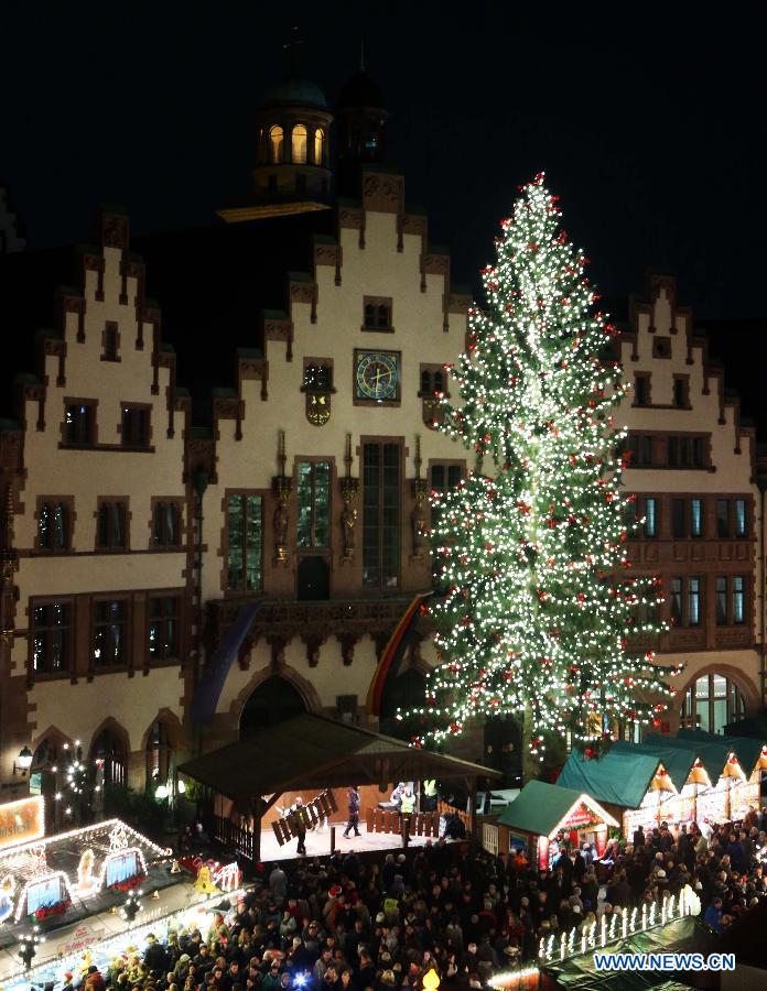 Photo taken on Nov. 26, 2014 shows a Christmas tree in the Christmas market after its official opening in Frankfurt, Germany.