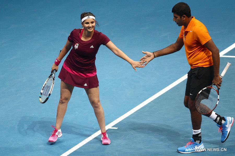 Micromax Indian Aces player Sania Mirza and Rohan Bopanna encourage each other during the mixed doubles match against players of UAE Royals in the International Premier Tennis League in Pasay City, the Philippines, on Nov. 30. 2014.