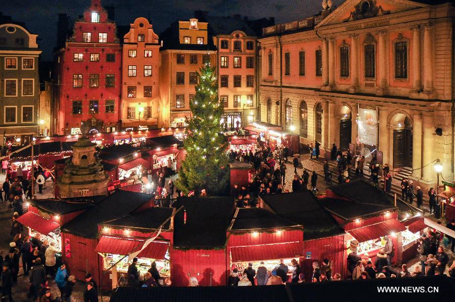 People visit Christmas Market at old city in Stockholm, Sweden, Nov. 30, 2014. (Xinhua/Rob Schoenbaum) 