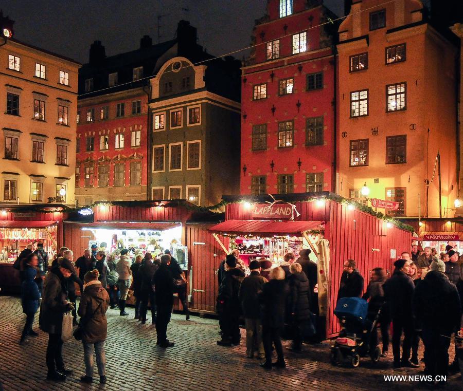 People visit Christmas Market at old city in Stockholm, Sweden, Nov. 30, 2014. (Xinhua/Rob Schoenbaum) 
