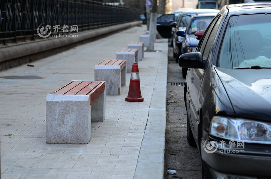 青岛现“防乱停车神器” 400米道路装56个长凳