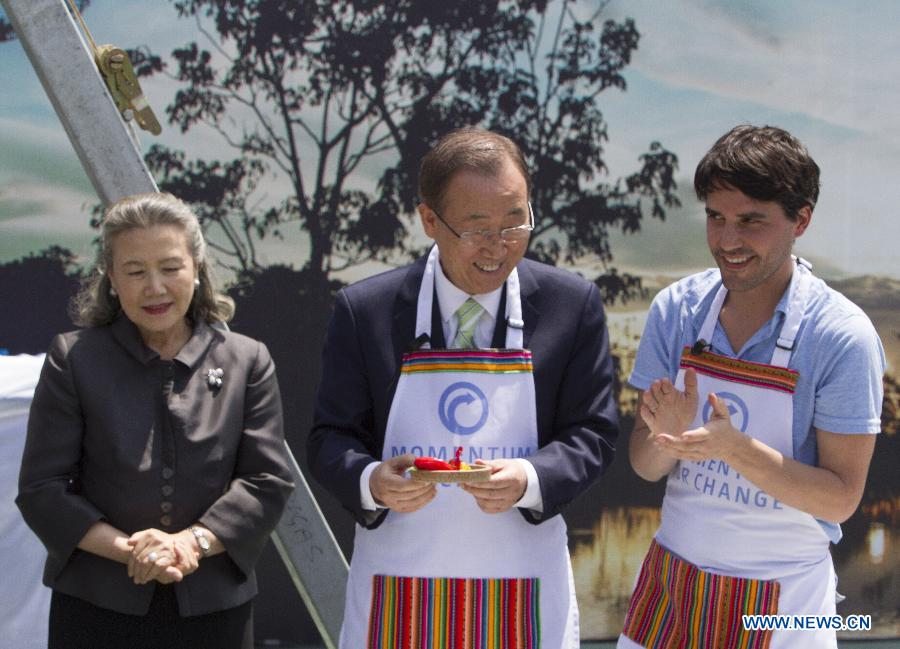 UN Secretary General Ban Ki-moon (C) learns to make 'ceviche', a Peruvian emblematic typical food from Peruvian cook Virgilio Martinez (R), next to his wife Yoo Soon-taek, during the 20th Conference of the United Nations on Climate Change (COP20), in Lima, capital of Peru, Dec. 10, 2014. 