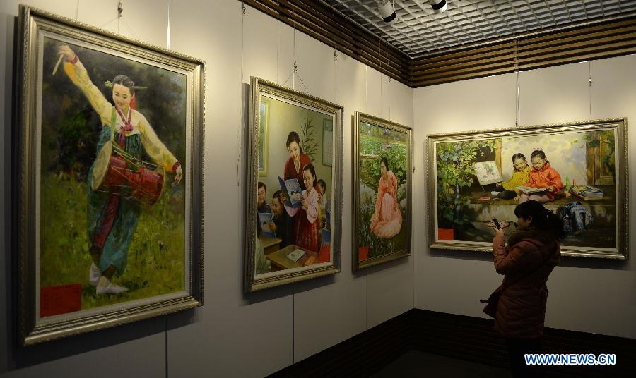 About 60 pieces of paintings were on display. 