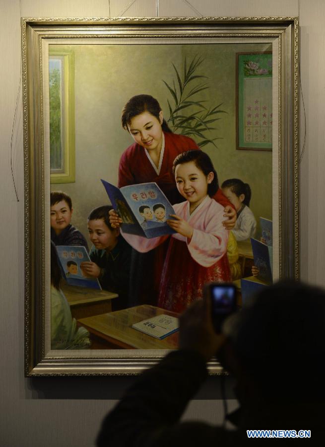About 60 pieces of paintings were on display. 