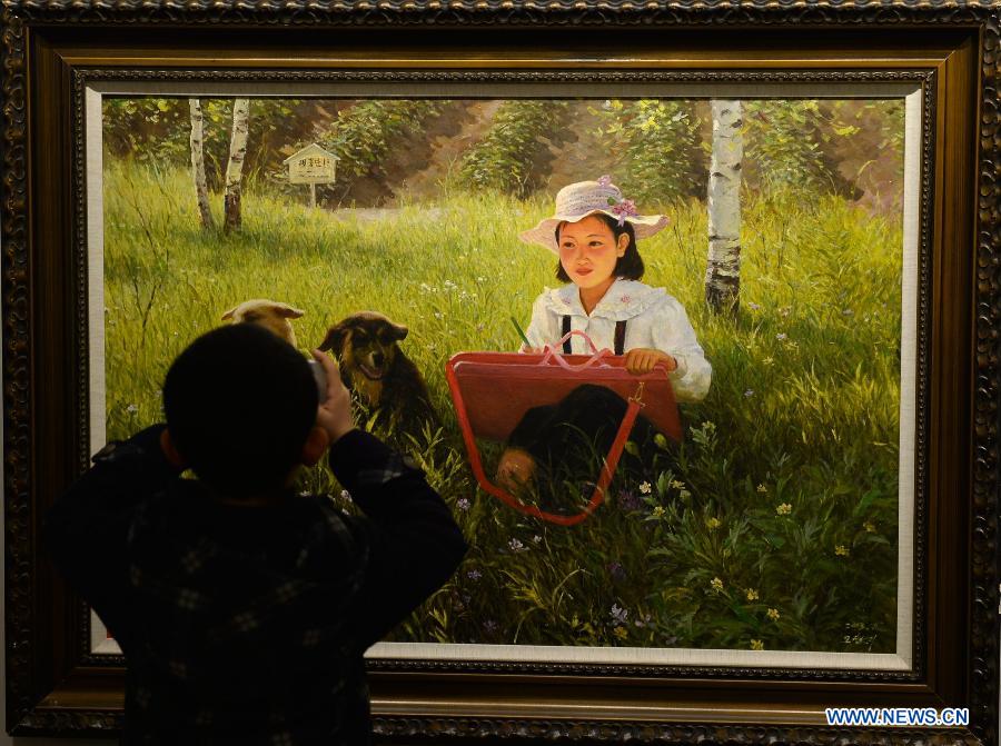 About 60 pieces of paintings were on display. 