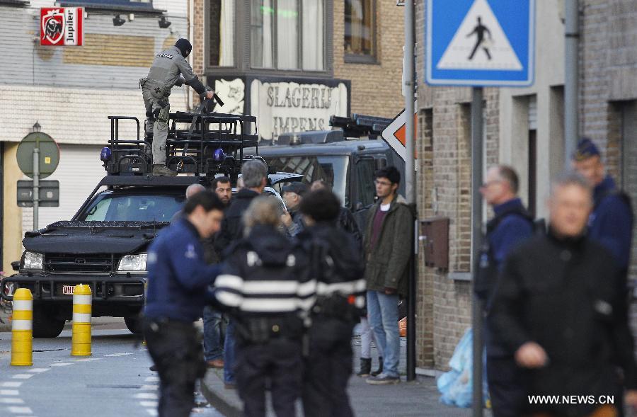 Belgian police have sealed off part of the northern Belgian city of Ghent, as four armed men entered an apartment in the Dampoort neighborhood on Monday morning, taking a hostage.