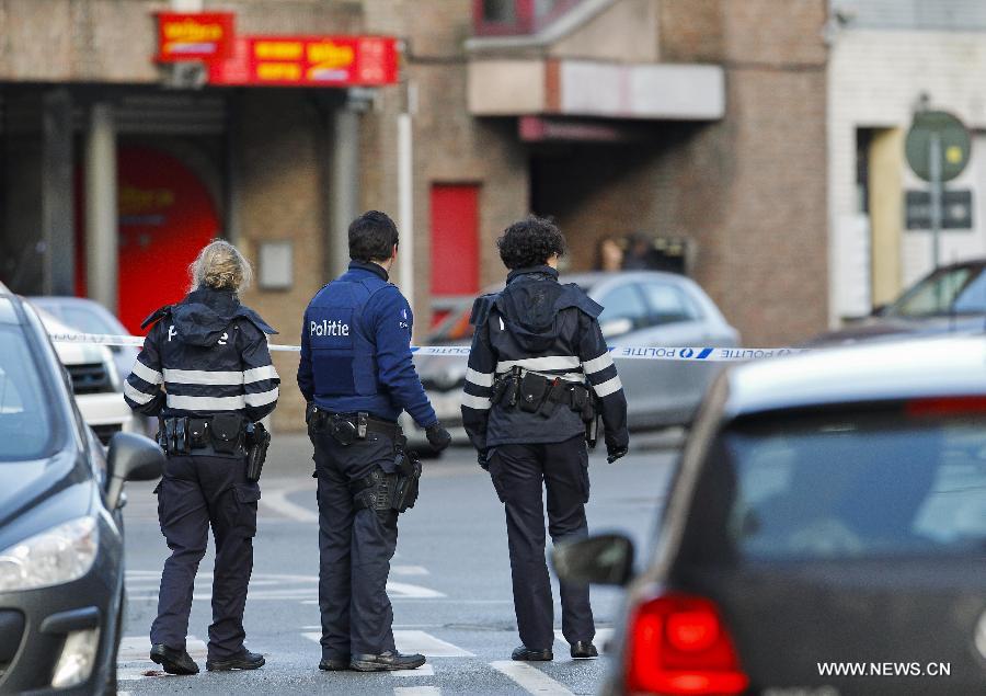 Belgian police have sealed off part of the northern Belgian city of Ghent, as four armed men entered an apartment in the Dampoort neighborhood on Monday morning, taking a hostage.