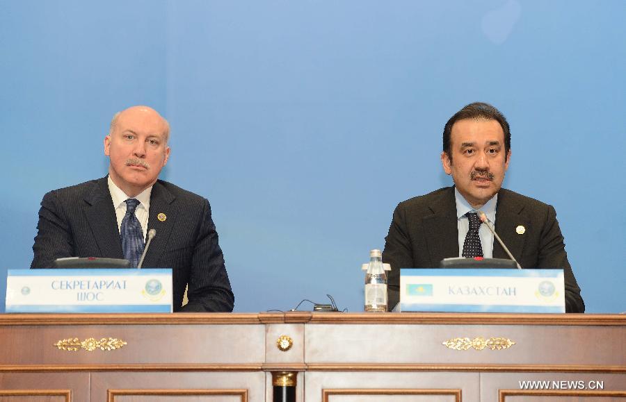 Kazakh Prime Minister Karim Masimov (R) and Secretary-General of the Shanghai Cooperation Organization (SCO) Dmitry Mezentsev attend a press conference in Astana, Kazakhstan, Dec. 15, 2014. 