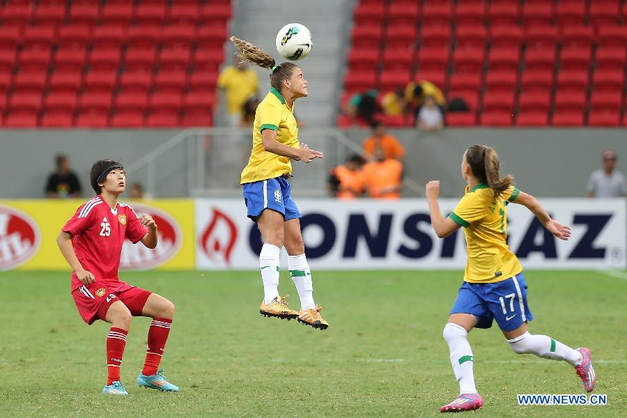 China's Gu Yasha (R) vies with Brazil's Poliana Barbosa Medeiros during a match between China and Brazil of the 2014 International Tournament of Brasilia in Brasilia, capital of Brazil, Dec. 18, 2014. 
