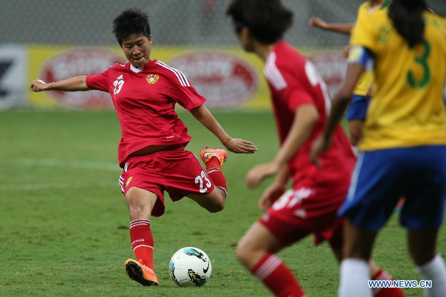 China's Gu Yasha (R) vies with Brazil's Poliana Barbosa Medeiros during a match between China and Brazil of the 2014 International Tournament of Brasilia in Brasilia, capital of Brazil, Dec. 18, 2014. 