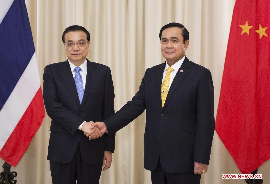 Chinese Premier Li Keqiang (L) meets with Thai Prime Minister Prayuth Chan-ocha in Bangkok, Thailand, Dec. 19, 2014. (Xinhua/Huang Jingwen) 