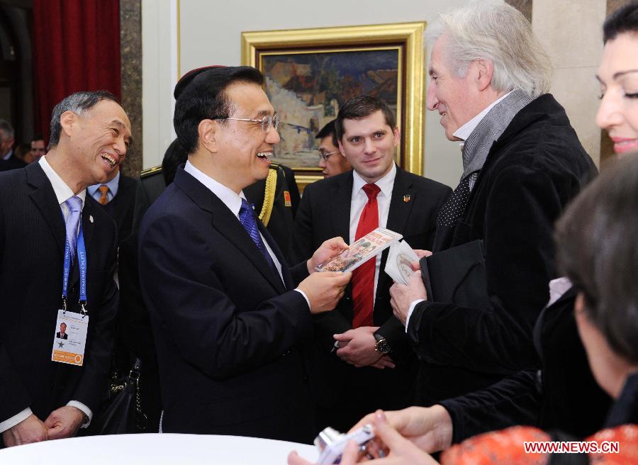 Chinese Premier Li Keqiang (2nd L, front) talks with actor Ljubisa Samardzic in Belgrade, Serbia, Dec. 18, 2014. Li was presented the charter of honorary citizen of Belgrade on Thursday afternoon and exchanged views with some distinguished Serbian personages on expanding bilateral cooperation in such areas as culture and sports. (Xinhua/Rao Aimin)