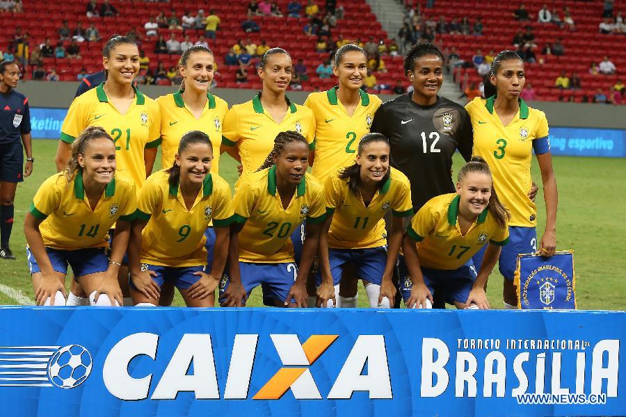 China's start players pose for a photo prior to a match between China and Brazil of the 2014 International Tournament of Brasilia in Brasilia, capital of Brazil, Dec. 18, 2014.