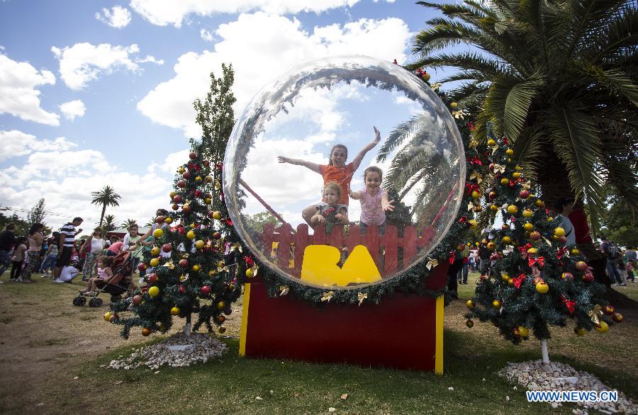 Kids play in the Christmas Park in Buenos Aires City, capital of Argentina, on Dec. 21, 2014. (Xinhua/Martin Zabala)