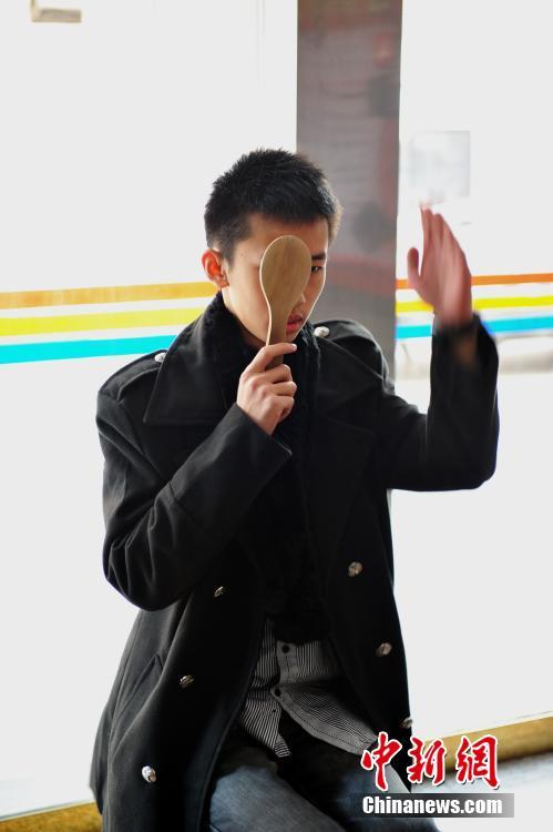 实拍民航飞行员体检现场 考生脱上衣检查【4】