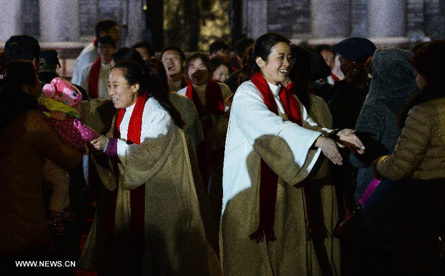 Catholics celebrate Christmas eve in a church in Xi'an, capital of northwest China's Shaanxi Province, Dec. 24, 2014. (Xinhua/Liu Xiao)