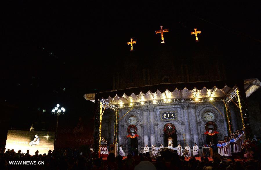 Catholics celebrate Christmas eve in a church in Xi'an, capital of northwest China's Shaanxi Province, Dec. 24, 2014. (Xinhua/Liu Xiao)