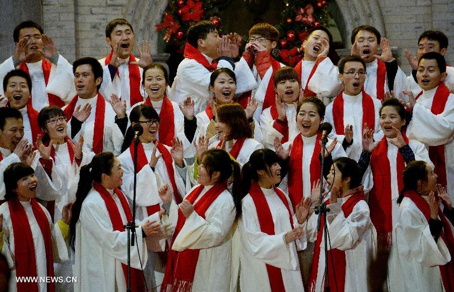 Catholics celebrate Christmas eve in a church in Xi'an, capital of northwest China's Shaanxi Province, Dec. 24, 2014. (Xinhua/Liu Xiao)