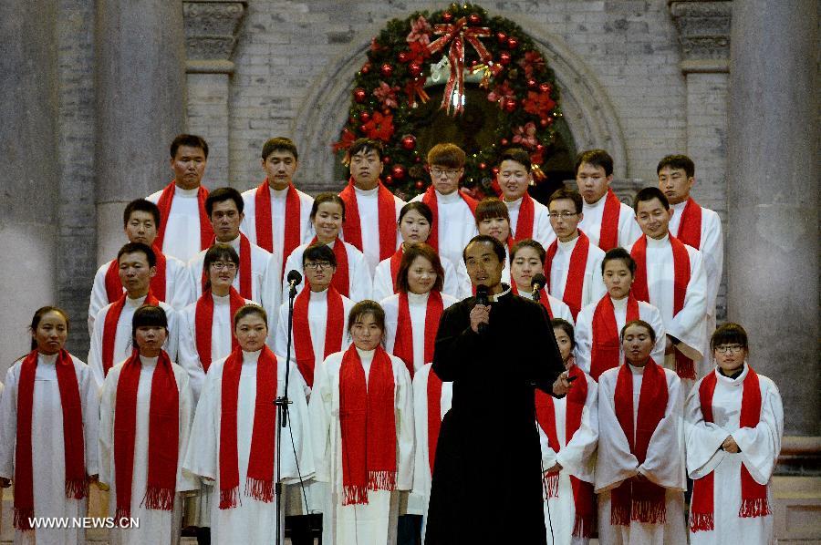 Catholics celebrate Christmas eve in a church in Xi'an, capital of northwest China's Shaanxi Province, Dec. 24, 2014. (Xinhua/Liu Xiao)